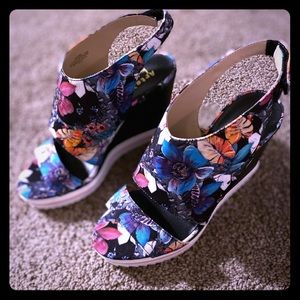 Floral print Artelier Nicole Miller wedge sandals!